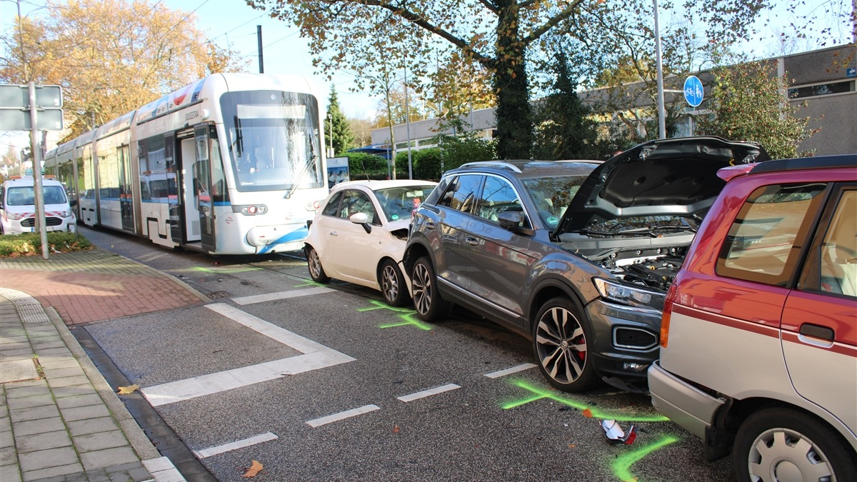 POL-GE: Mehrere Verletzte bei Verkehrsunfall mit Straßenbahn - Foto: presseportal.de