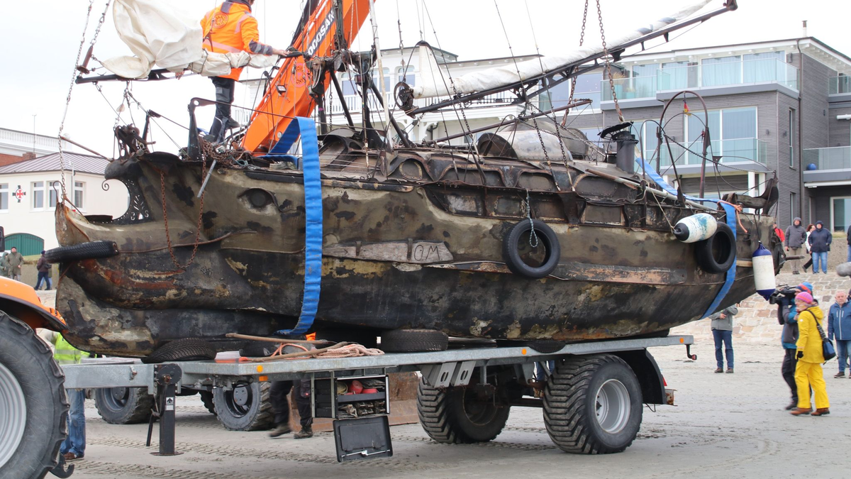 Das gestrandete Segelschiff «Wibo» wird auf der Insel Norderney auf einen Anhänger verladen. - Foto: Volker Bartels/dpa