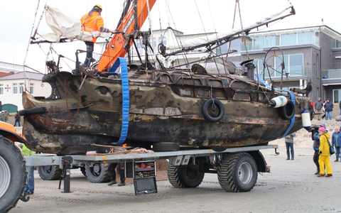 Das gestrandete Segelschiff «Wibo» wird auf der Insel Norderney auf einen AnhÀnger verladen. - Foto: Volker Bartels/dpa Das gestrandete Segelschiff «Wibo» wird auf der Insel Norderney auf einen AnhÀnger verladen. - Foto: Volker Bartels/dpa