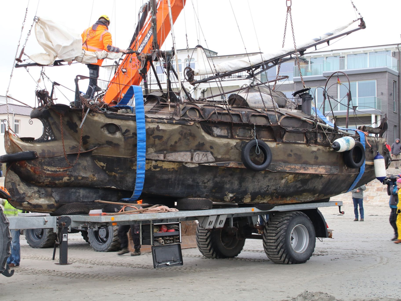 Das gestrandete Segelschiff «Wibo» wird auf der Insel Norderney auf einen Anhänger verladen. - Foto: Volker Bartels/dpa