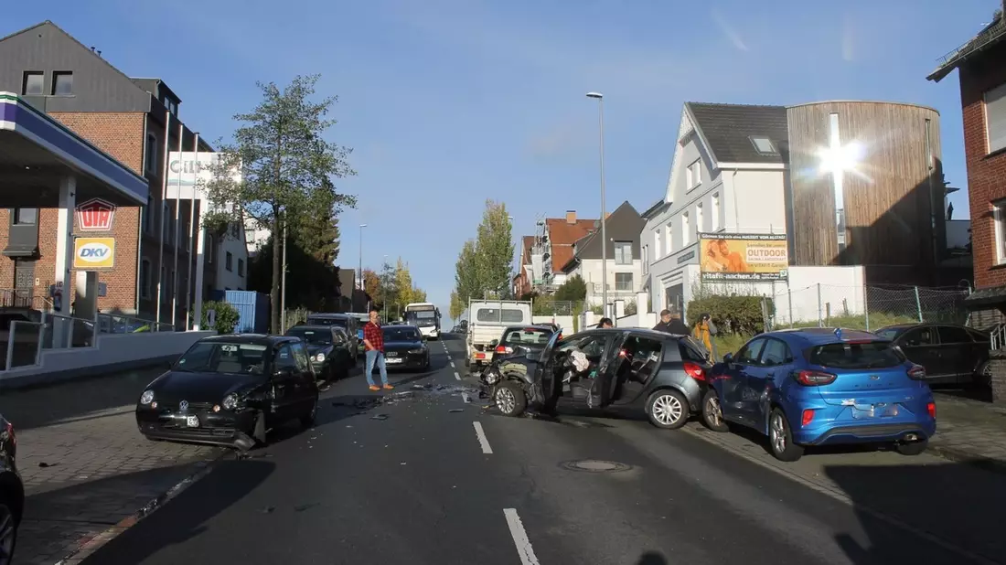 POL-AC: Vollsperrung: Zusammenstoß zwischen mehreren Autos auf der Trierer Straße - Bild: presseportal.de