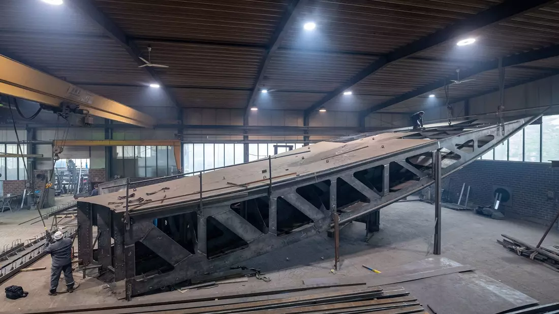 An einem der Bauteile des zukünftigen Freiheits- und Einheitsdenkmals wird in einer Werkstatt in Nordrhein-Westfalen gearbeitet (Archivbild). Das seit Jahren umstrittene Denkmal soll in unmittelbarer Nachbarschaft von Humboldt Forum und ehemaligem DDR-Staatsratsgebäude in Berlin-Mitte entstehen. - Bild: Sina Schuldt/dpa