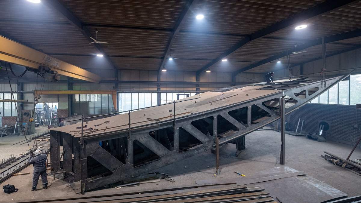 An einem der Bauteile des zukünftigen Freiheits- und Einheitsdenkmals wird in einer Werkstatt in Nordrhein-Westfalen gearbeitet (Archivbild). Das seit Jahren umstrittene Denkmal soll in unmittelbarer Nachbarschaft von Humboldt Forum und ehemaligem DDR-Staatsratsgebäude in Berlin-Mitte entstehen. - Foto: Sina Schuldt/dpa