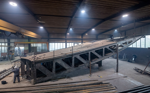 An einem der Bauteile des zukünftigen Freiheits- und Einheitsdenkmals wird in einer Werkstatt in Nordrhein-Westfalen gearbeitet (Archivbild). Das seit Jahren umstrittene Denkmal soll in unmittelbarer Nachbarschaft von Humboldt Forum und ehemaligem DDR-Staatsratsgebäude in Berlin-Mitte entstehen. - Foto: Sina Schuldt/dpa An einem der Bauteile des zukünftigen Freiheits- und Einheitsdenkmals wird in einer Werkstatt in Nordrhein-Westfalen gearbeitet (Archivbild). Das seit Jahren umstrittene Denkmal soll in unmittelbarer Nachbarschaft von Humboldt Forum und ehemaligem DDR-Staatsratsgebäude in Berlin-Mitte entstehen. - Foto: Sina Schuldt/dpa