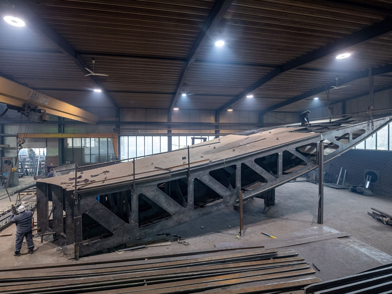 An einem der Bauteile des zukünftigen Freiheits- und Einheitsdenkmals wird in einer Werkstatt in Nordrhein-Westfalen gearbeitet (Archivbild). Das seit Jahren umstrittene Denkmal soll in unmittelbarer Nachbarschaft von Humboldt Forum und ehemaligem DDR-Staatsratsgebäude in Berlin-Mitte entstehen. - Foto: Sina Schuldt/dpa