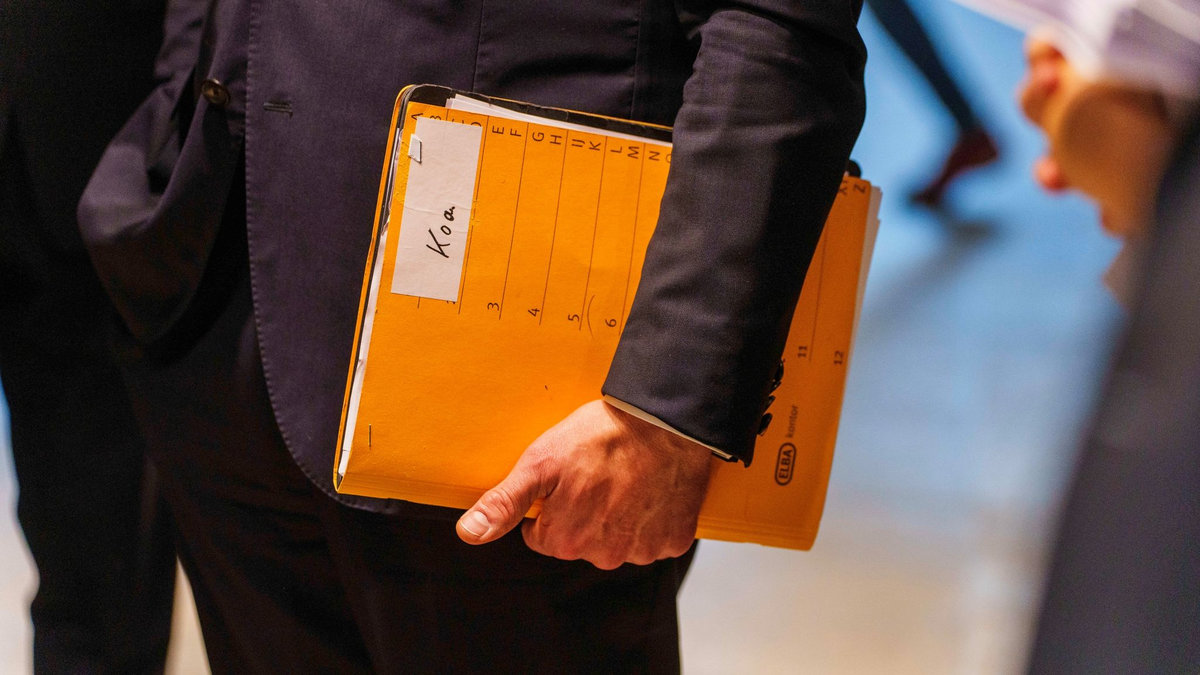 Boris Rhein mit einer Mappe, die die Bezeichnung «Koa» trägt. Die CDU will mit der SPD in Hessen eine Regierungskoalition bilden. - Foto: Andreas Arnold/dpa