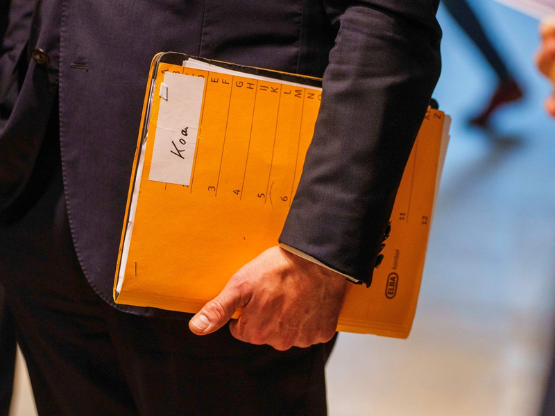 Boris Rhein mit einer Mappe, die die Bezeichnung «Koa» trägt. Die CDU will mit der SPD in Hessen eine Regierungskoalition bilden. - Foto: Andreas Arnold/dpa