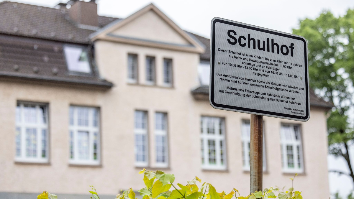 Grundschüler aus Recklinghausen entdeckten die Leiche des Opfers auf ihrem Schulhof. Nun steht der mutmaßliche Täter vor Gericht. - Foto: Christoph Reichwein/dpa