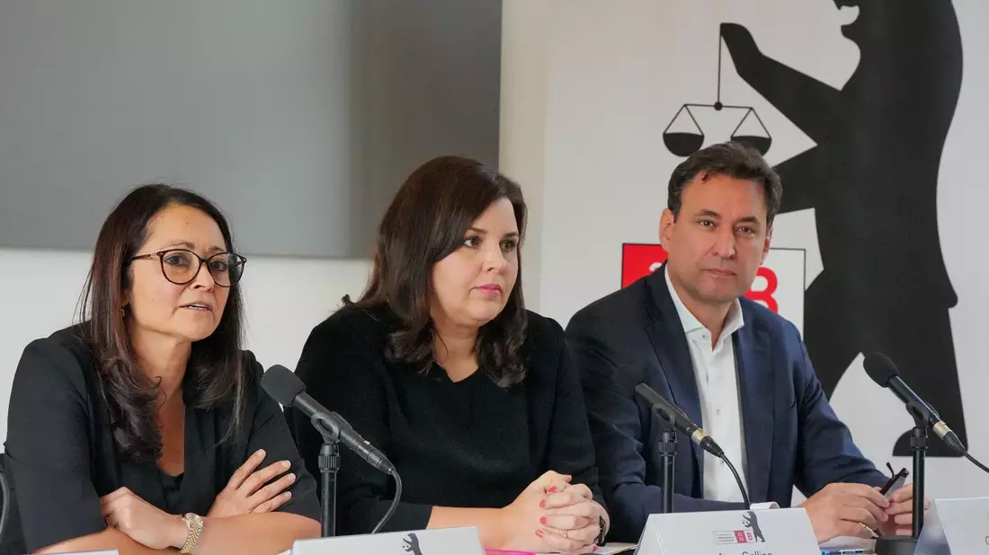 Felor Badenberg (l-r, parteilos), Berliner Senatorin für Justiz und Verbraucherschutz, spricht nach der Konferenz der Justizminister und -senatoren der Bundesländer während einer Pressekonferenz. Neben ihr sitzen Anna Gallina (Bündnis 90/Die Grünen), Hamburgs Senatorin für Justiz und Verbraucherschutz, und Georg Eisenreich (CSU), Staatsminister der Justiz in Bayern. - Bild: Soeren Stache/dpa