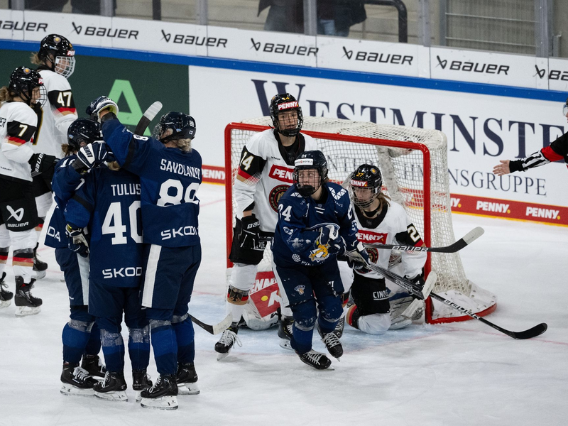 Die DEB-Frauen kassierten gegen Finnland eine deutliche Niederlage. - Foto: Sven Hoppe/dpa