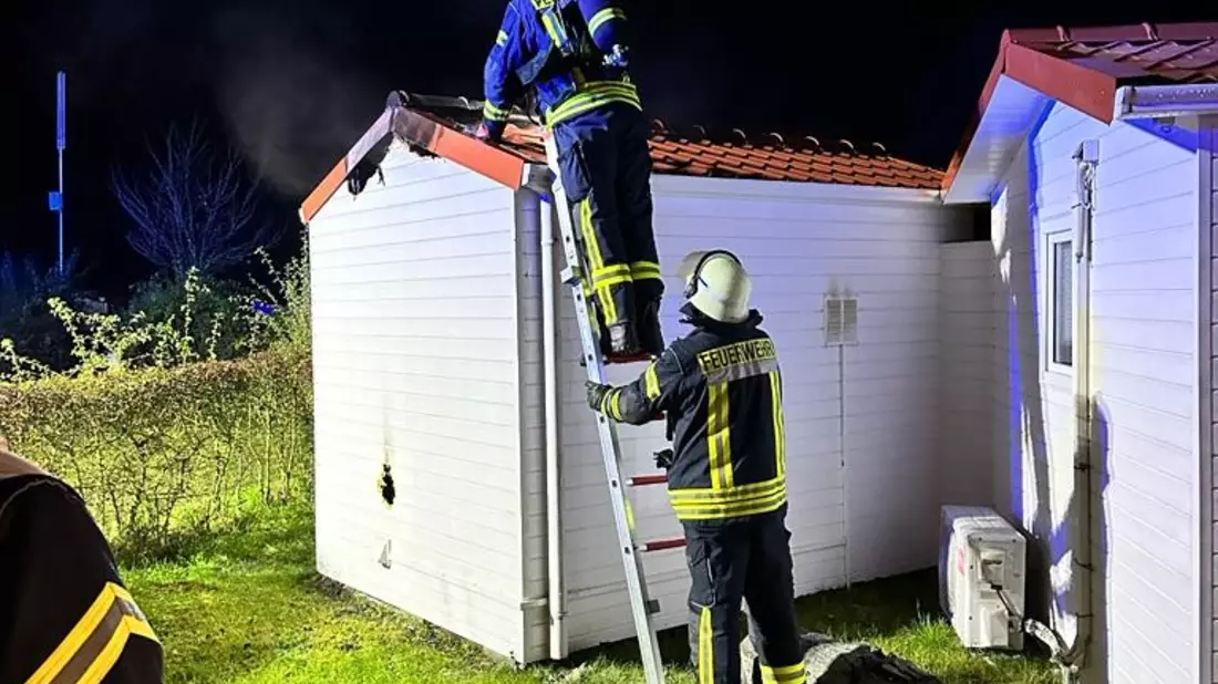 FW Datteln: Brennende Sauna alarmiert um 19:38 Uhr die Feuerwehr - Bild: presseportal.de