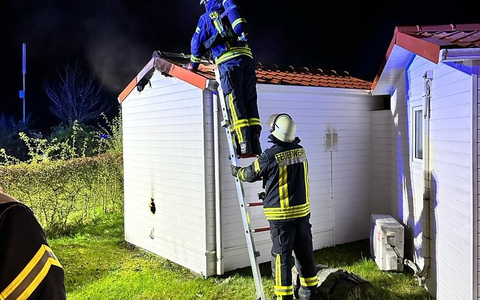 FW Datteln: Brennende Sauna alarmiert um 19:38 Uhr die Feuerwehr - Foto: presseportal.de