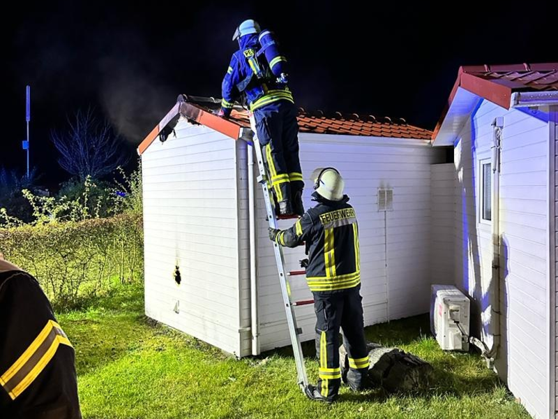 FW Datteln: Brennende Sauna alarmiert um 19:38 Uhr die Feuerwehr - Foto: presseportal.de