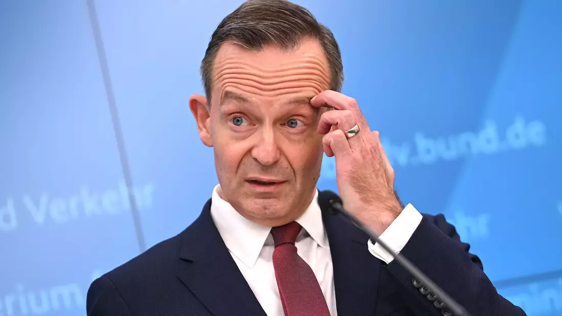 Nach Geiselnahme am Hamburger Flughafen: Verkehrsminister Volker Wissing spricht über notwendige Veränderungen bei der Sicherheit. - Bild: Britta Pedersen/dpa