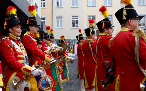 Bayerns Narren starteten 2022 in die Faschingssession. - Foto: Heiko Becker/dpa
