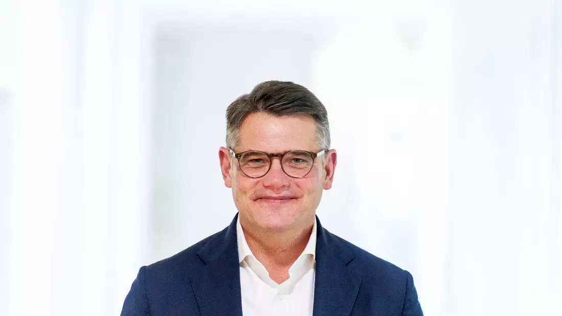 Boris Rhein, Ministerpräsident von Hessen, steht im Landtagsgebäude. - Bild: Andreas Arnold/dpa