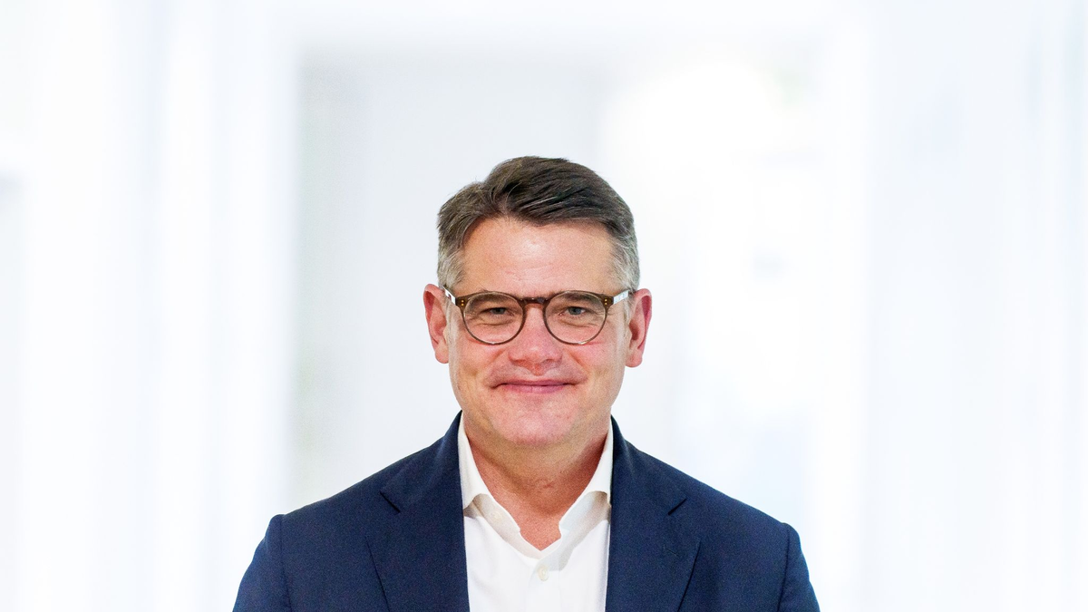 Boris Rhein, Ministerpräsident von Hessen, steht im Landtagsgebäude. - Foto: Andreas Arnold/dpa