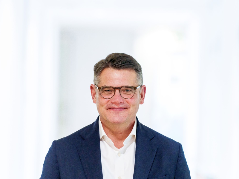 Boris Rhein, Ministerpräsident von Hessen, steht im Landtagsgebäude. - Foto: Andreas Arnold/dpa