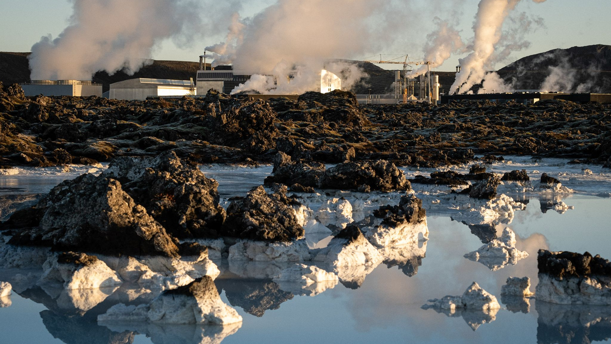 Der seismische Geologe Tom Winder arbeitet bei Grindavik an einem Seismographen. - Foto: Raul Moreno/SOPA Images via ZUMA Press Wire/dpa