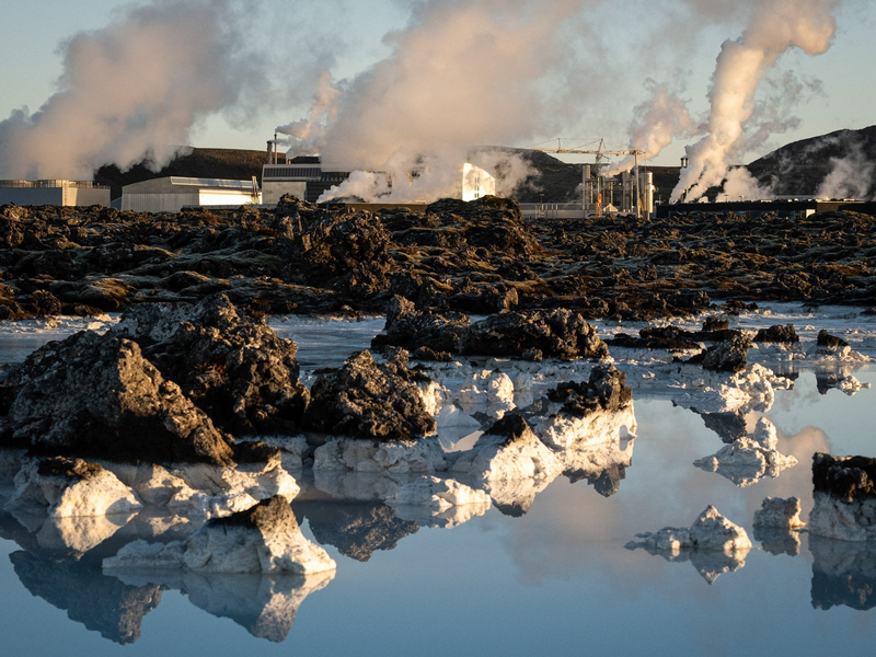 Neben der Blauen Lagune steigt Dampf vom geothermische Kraftwerk Grindavik auf. - Foto: Raul Moreno/SOPA Images via ZUMA Press Wire/dpa