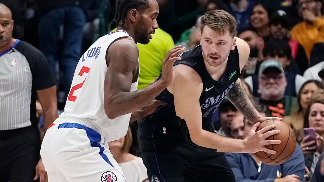 Mavericks-Guard Luka Doncic (r) im Zweikampf mit Clippers-Forward Kawhi Leonard. - Bild: LM Otero/AP