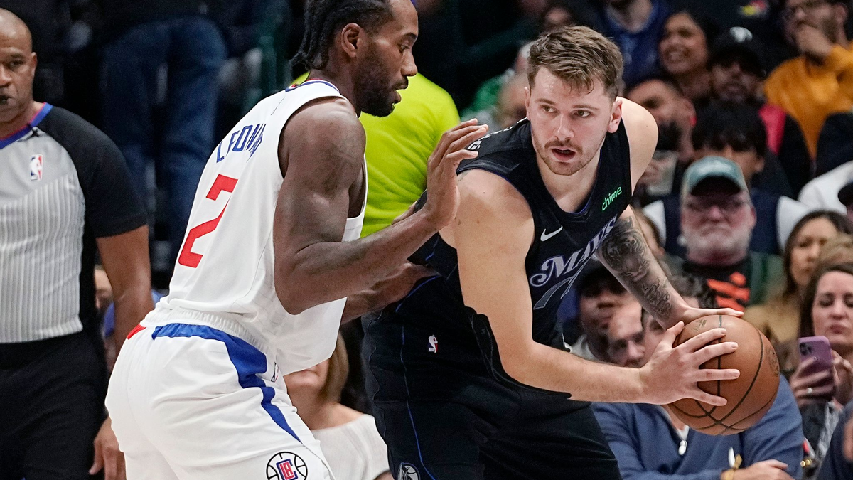 Mavericks-Guard Luka Doncic (r) im Zweikampf mit Clippers-Forward Kawhi Leonard. - Foto: LM Otero/AP