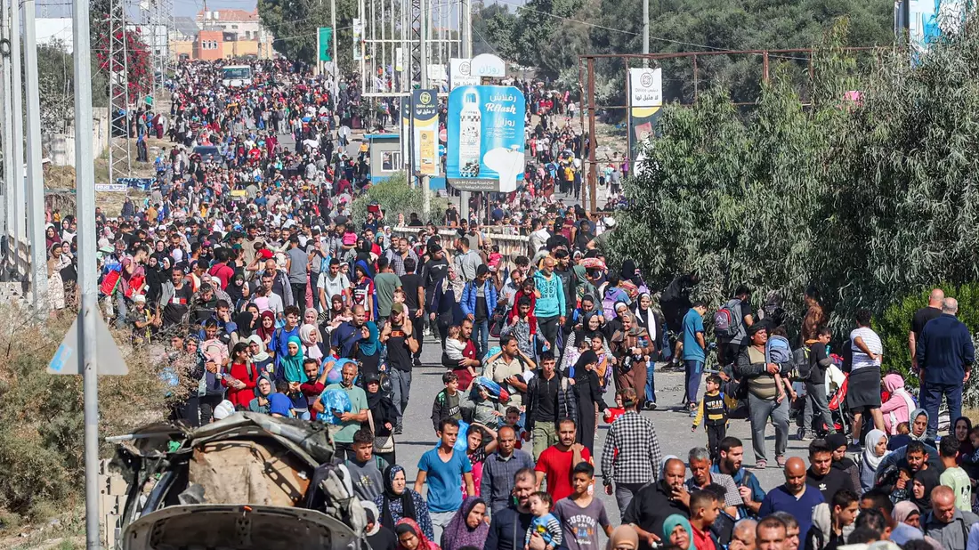 Palästinensische Familien fliehen aus Gaza-Stadt und anderen Teilen des nördlichen Gazastreifens in Richtung der südlichen Gebiete. - Bild: Ahmed Zakot/SOPA Images via ZUMA Press Wire/dpa