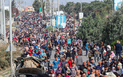 Palästinensische Familien fliehen aus Gaza-Stadt und anderen Teilen des nördlichen Gazastreifens in Richtung der südlichen Gebiete. - Foto: Ahmed Zakot/SOPA Images via ZUMA Press Wire/dpa
