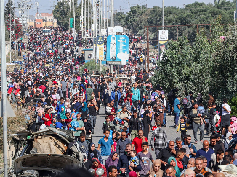 Palästinensische Familien fliehen aus Gaza-Stadt und anderen Teilen des nördlichen Gazastreifens in Richtung der südlichen Gebiete. - Foto: Ahmed Zakot/SOPA Images via ZUMA Press Wire/dpa
