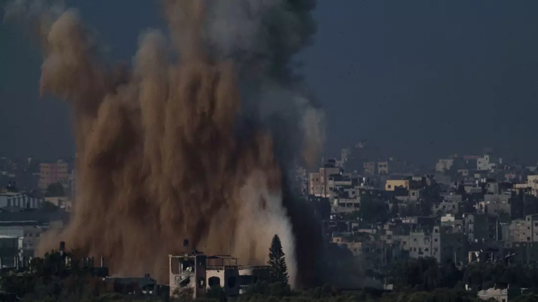 Rauch steigt nach einem israelischen Luftangriff im Gazastreifen auf, gesehen vom Süden Israels aus. - Bild: Leo Correa/AP
