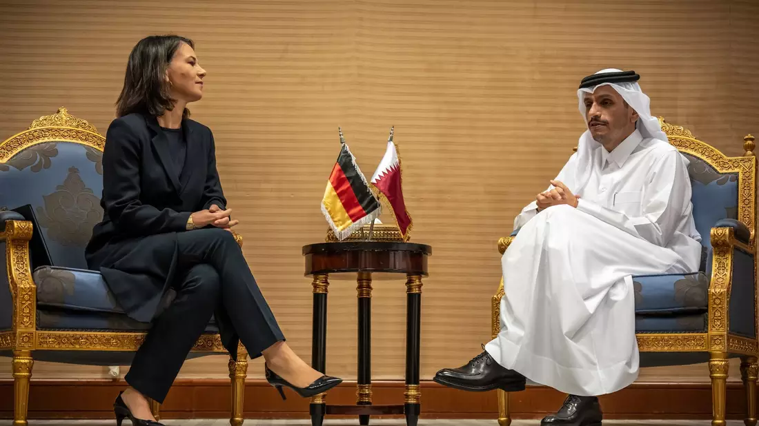 Außenministerin Annalena Baerbock spricht mit Sheikh Mohammed bin Abdulrahman bin Jassim Al Thani, Ministerpräsident und Außenminister von Katar, bei einem Treffen in Saudi-Arabien. - Bild: Michael Kappeler/dpa