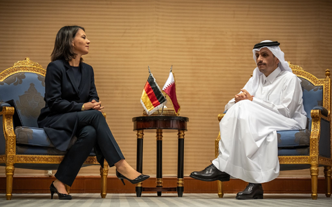 Außenministerin Annalena Baerbock spricht mit Sheikh Mohammed bin Abdulrahman bin Jassim Al Thani, Ministerpräsident und Außenminister von Katar, bei einem Treffen in Saudi-Arabien. - Foto: Michael Kappeler/dpa