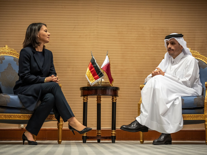 AuĂenministerin Annalena Baerbock spricht mit Sheikh Mohammed bin Abdulrahman bin Jassim Al Thani, MinisterprĂ€sident und AuĂenminister von Katar, bei einem Treffen in Saudi-Arabien. - Foto: Michael Kappeler/dpa