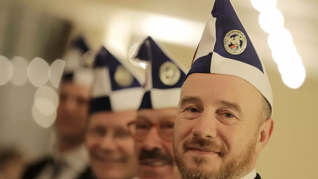 Aaron Knappstein (r), Präsident des jüdischen Karneval Vereins Kölsche Kippa Köpp e.V., steht vor dem Besuch einer Sitzung mit Mitgliedern zusammen. - Bild: Oliver Berg/dpa