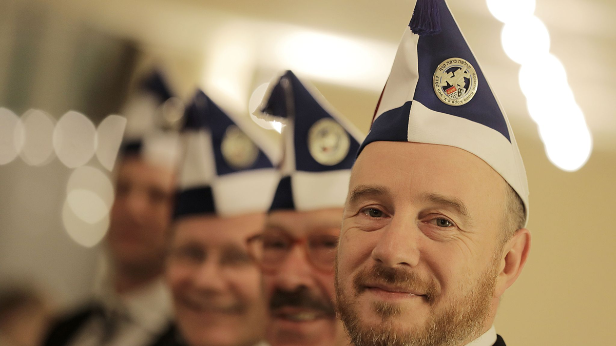 Aaron Knappstein (r), Präsident des jüdischen Karneval Vereins Kölsche Kippa Köpp e.V., steht vor dem Besuch einer Sitzung mit Mitgliedern zusammen. - Foto: Oliver Berg/dpa