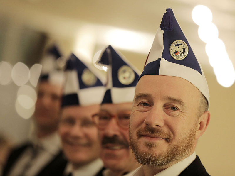 Aaron Knappstein (r), Präsident des jüdischen Karneval Vereins Kölsche Kippa Köpp e.V., steht vor dem Besuch einer Sitzung mit Mitgliedern zusammen. - Foto: Oliver Berg/dpa