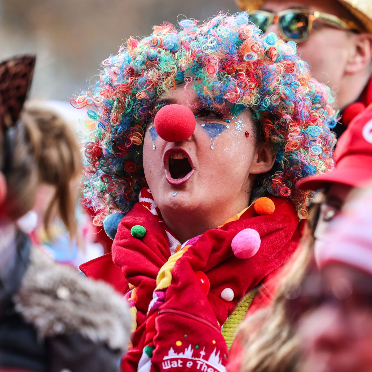 Karnevalisten feiern auf dem Heumarkt in Köln den Beginn der Karnevalssaison. - Foto: Oliver Berg/dpa