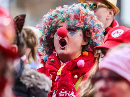 Karnevalisten feiern auf dem Heumarkt den Beginn der Karnevalssaison. - Foto: Oliver Berg/dpa