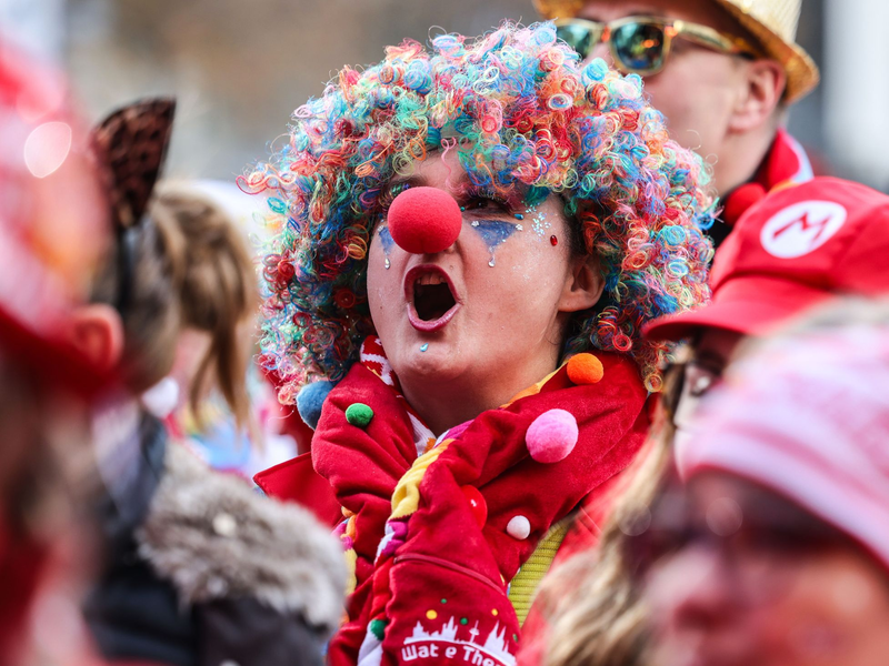Karnevalisten feiern auf dem Heumarkt den Beginn der Karnevalssaison. - Foto: Oliver Berg/dpa