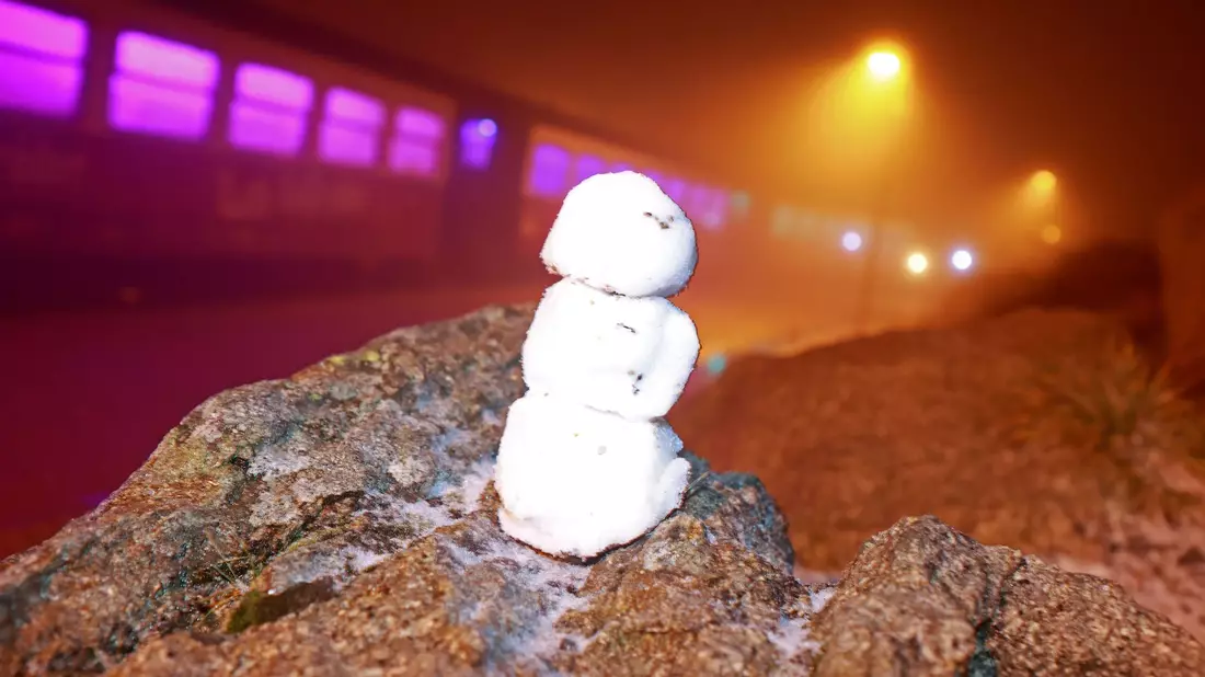 Ein kleiner Schneemann steht auf einem Stein auf dem Brocken. - Bild: Matthias Bein/dpa