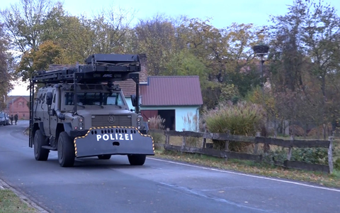 Mitarbeiter der Spurensicherung ermitteln am Tatort. - Foto: Cevin Dettlaff/TNN/dpa