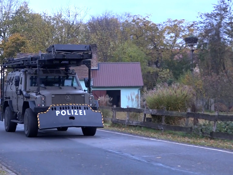 Mitarbeiter der Spurensicherung ermitteln am Tatort. - Foto: Cevin Dettlaff/TNN/dpa