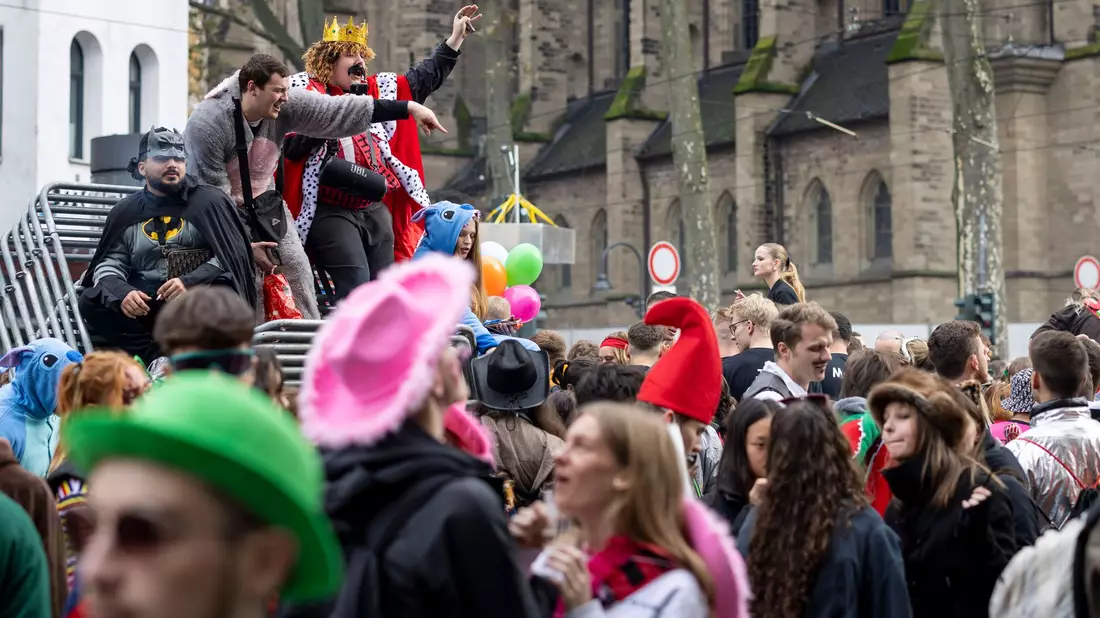 Menschen feiern auf der Zülpicher Straße in Köln Karneval. - Bild: Christoph Reichwein/dpa