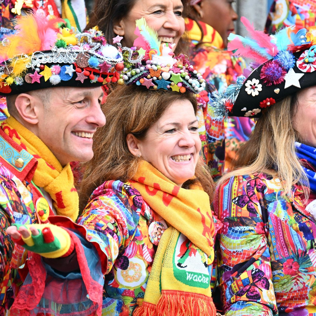 Jecken feiern vor dem Rathaus in Düsseldorf. - Foto: Federico Gambarini/dpa