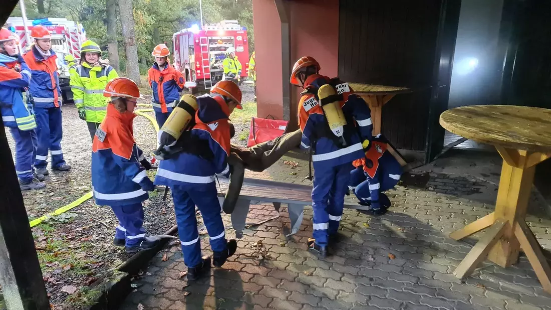 FW-GL: Dachstuhlbrand auf Baustelle in Bergisch Gladbach-Kippekausen - Feuerwehr mit Großaufgebot im Einsatz - Bild: presseportal.de