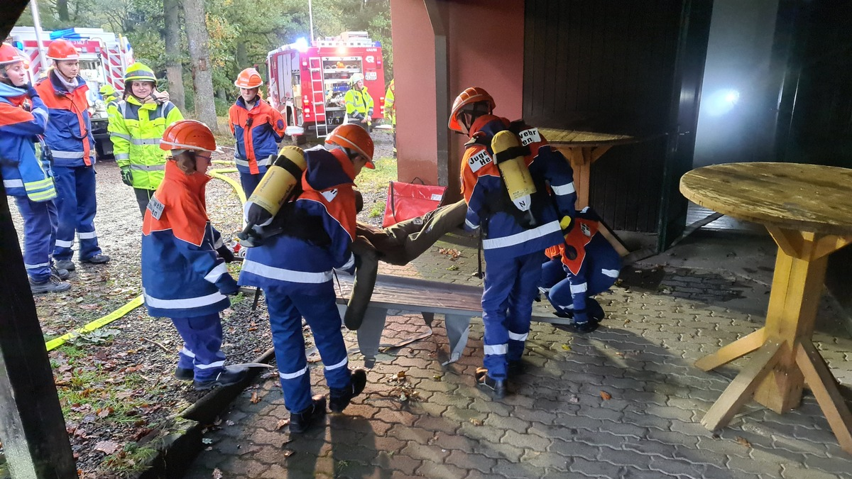 FW-GL: Dachstuhlbrand auf Baustelle in Bergisch Gladbach-Kippekausen - Feuerwehr mit Großaufgebot im Einsatz - Foto: presseportal.de