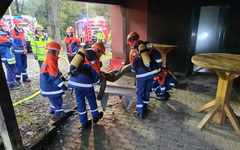FW-GL: Dachstuhlbrand auf Baustelle in Bergisch Gladbach-Kippekausen - Feuerwehr mit Großaufgebot im Einsatz - Foto: presseportal.de