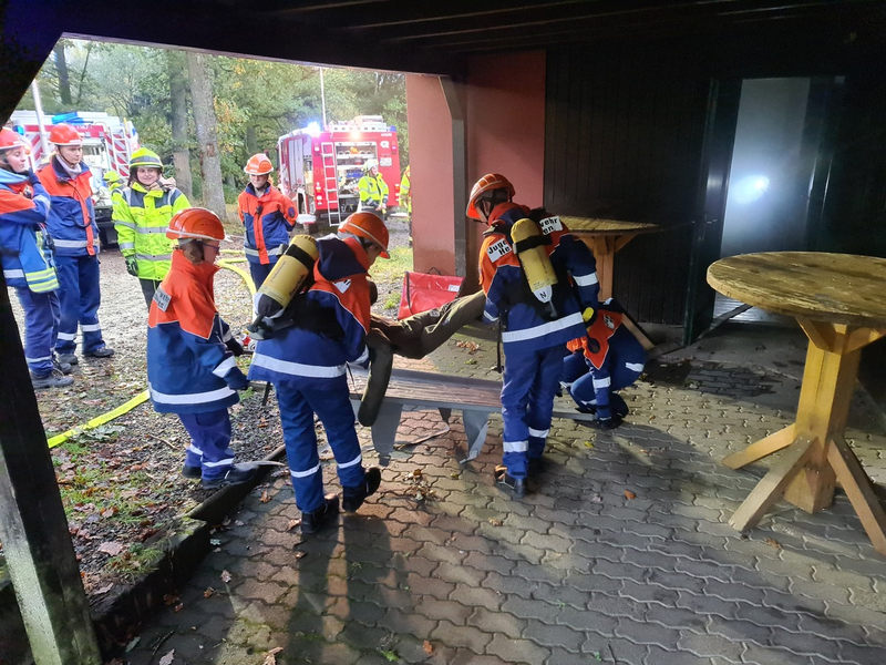 FW-GL: Dachstuhlbrand auf Baustelle in Bergisch Gladbach-Kippekausen - Feuerwehr mit Großaufgebot im Einsatz - Foto: presseportal.de