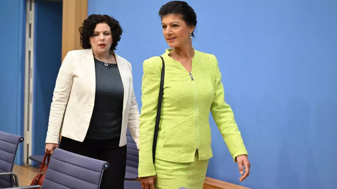 Die ehemalige Linken-Vorsitzende Amira Mohamed Ali (l) und die Politikerin Sahra Wagenknecht. - Bild: Soeren Stache/dpa