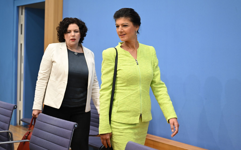 Die ehemalige Linken-Vorsitzende Amira Mohamed Ali (l) und die Politikerin Sahra Wagenknecht. - Foto: Soeren Stache/dpa